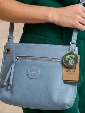 🆕 ROOTS Blue Leather Crossbody Bag with Front Zip